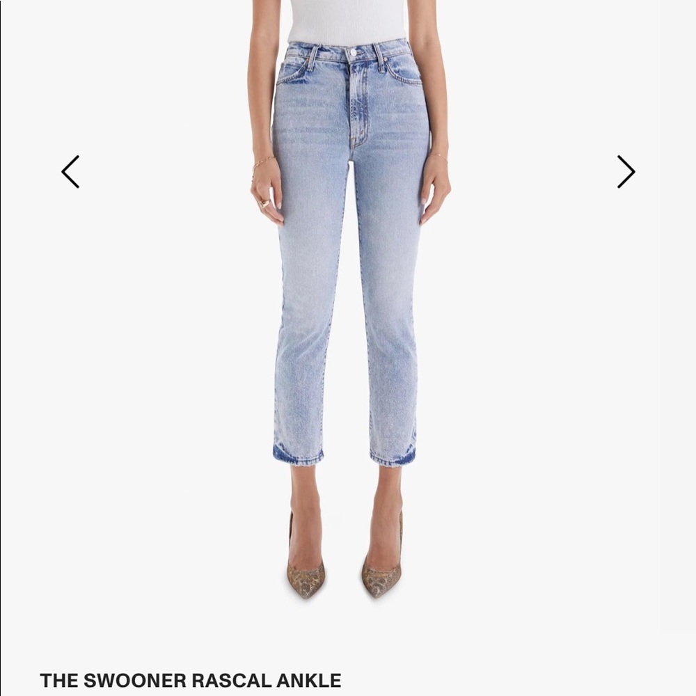 MOTHER jeans. The Swooner Rascal Ankle Jeans. Size 28.